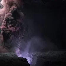 Presença alta feita de fumaça densa, rosa suja entrelaçada de negro, sem rosto, erguendo-se numa caverna escura de rocha bruta, com uma luz violeta saindo de uma fenda no chão
